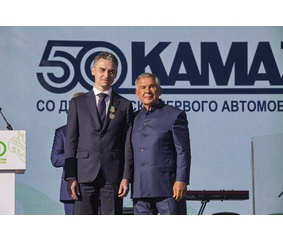 Раис Татарстана вручил камазовцам государственные награды на юбилее города
