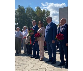 Сергей Когогин возложил цветы к памятнику Евгению Батенчуку