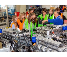 Ученики инженерных классов посетили завод двигателей