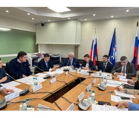 Грузовики КАМАЗ с ручным управлением и подъёмными механизмами презентованы на совещании в Госдуме РФ