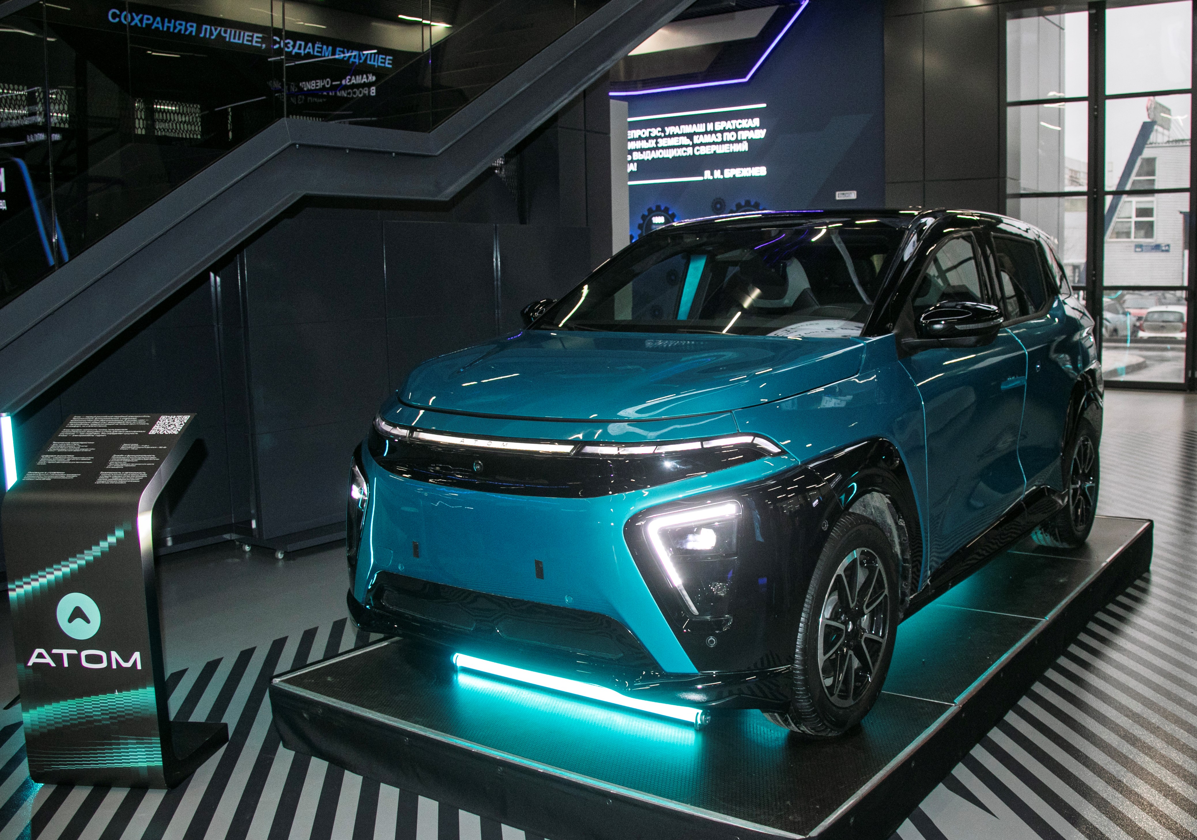 В Визит-центре «КАМАЗа» презентовали автомобиль Атом