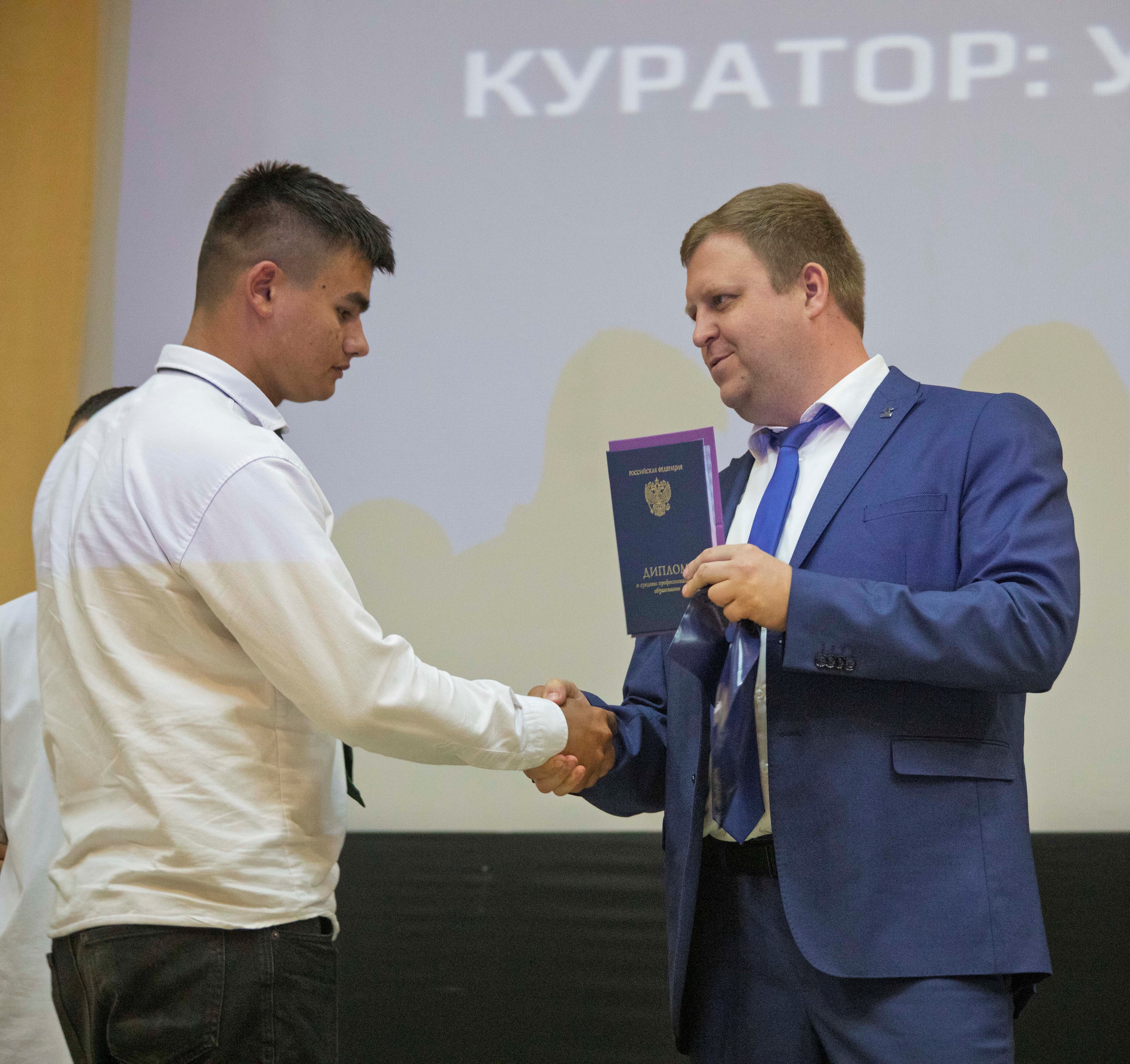 Выпускникам ГАПОУ «АТУТ» вручили дипломы на «КАМАЗе»