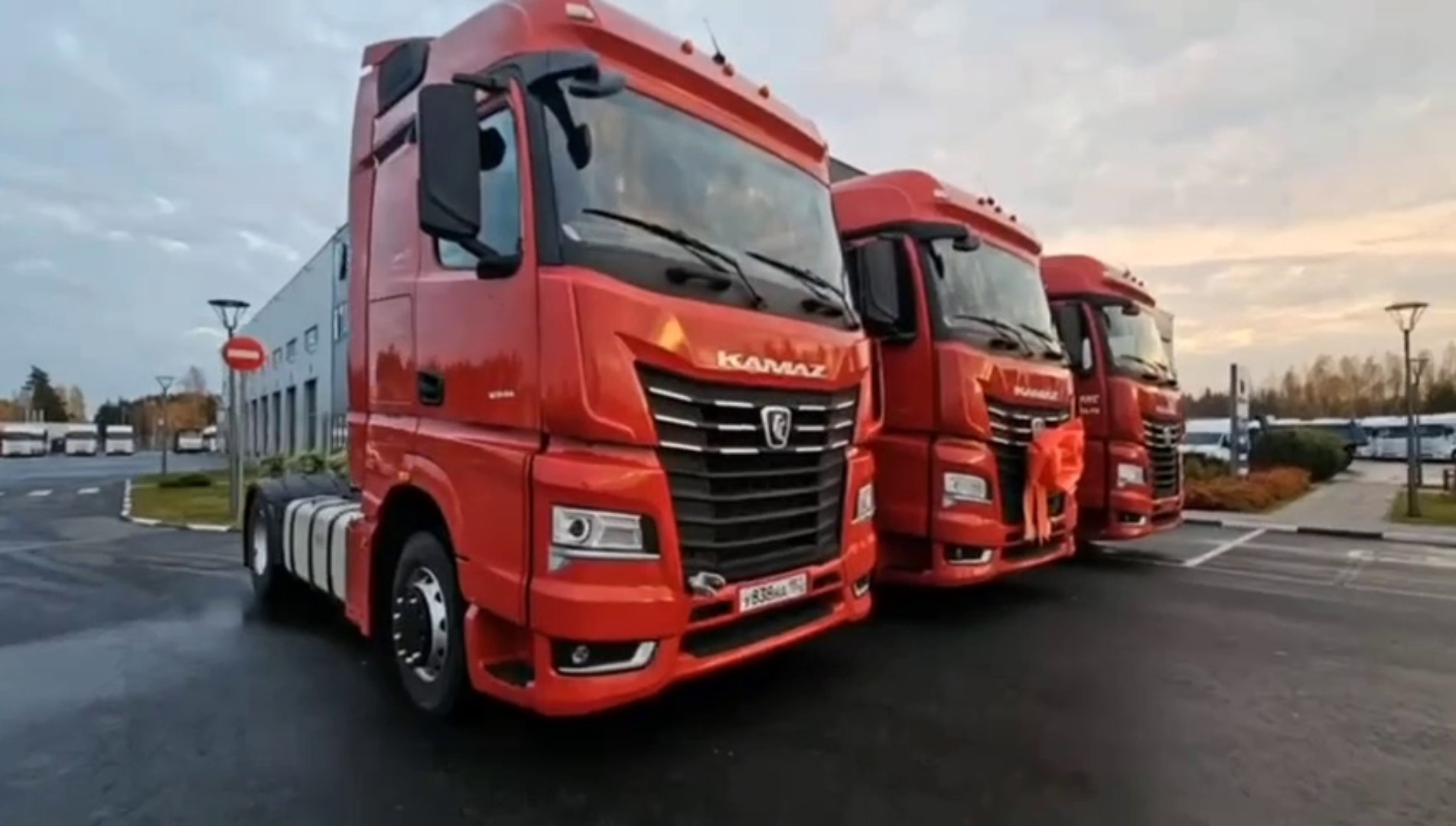 Три магистральных тягача КАМАЗ-54901 с пробегом отгружены потребителю